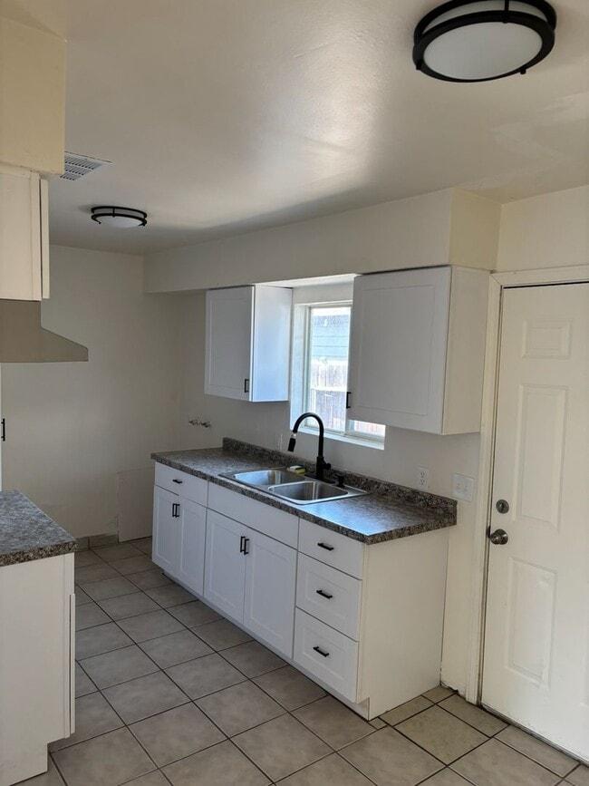 Photo - 605 El Tejon Ave Unit B