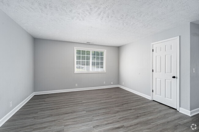 3BR, 1BA - 999SF - Living Room