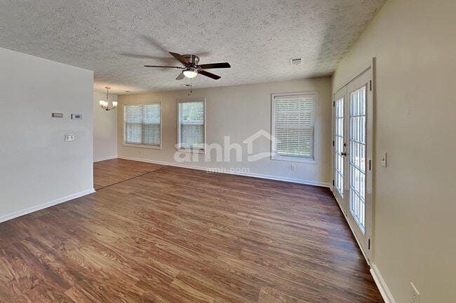 Photo - 205 Daventry Way