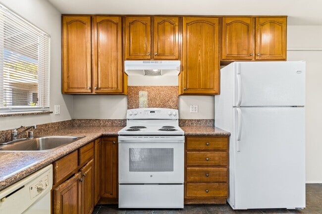 Photo - Sheffield Village Living: Spacious 2BD w/ Parking in San Leandro School District Unidad 03