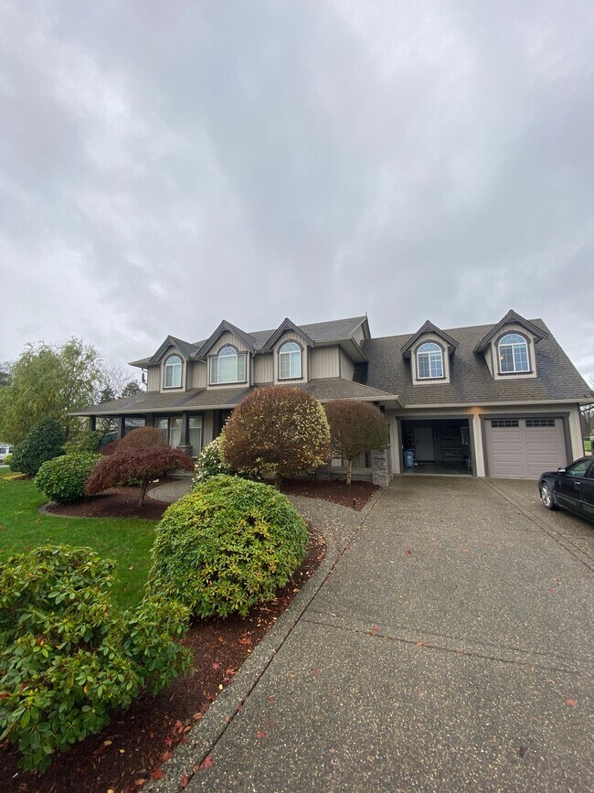 Building Photo - 10183 Young Rd N