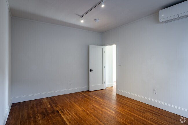1BR, 1BA - 600SF