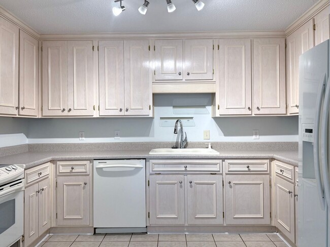 Photo - Large 3 bed, 2 bath home in Harwell Hills