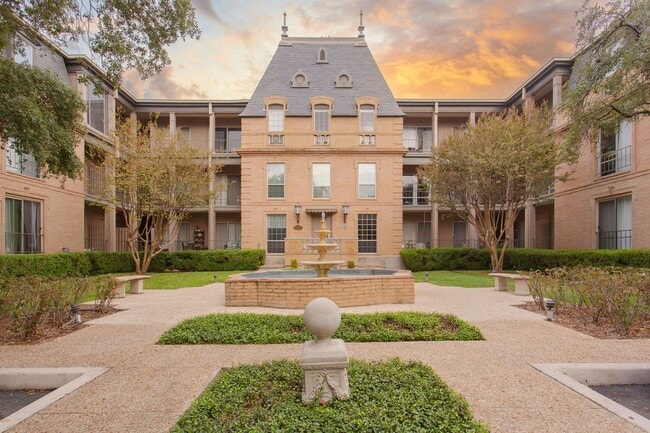 Building Photo - Beautiful Townhome in Alamo Heights!!