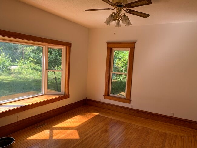 Sala de estar - 3680 Mayer Rd