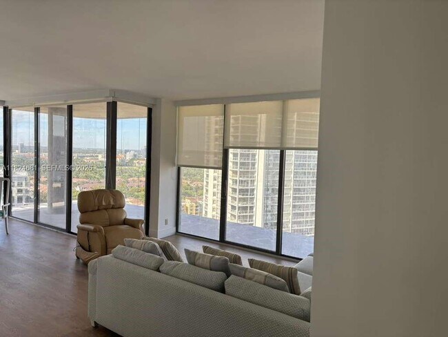 Building Photo - 19355 Turnberry Way Unit 19D