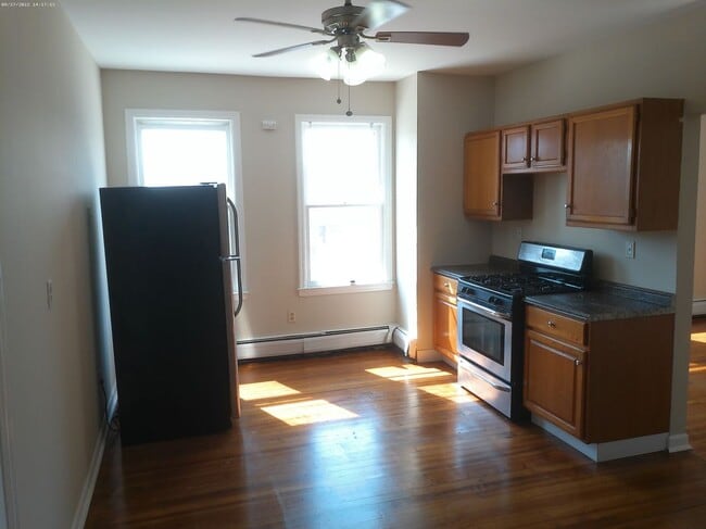 Building Photo - 2343 Barnum Ave Rental