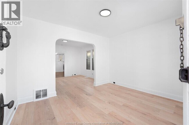 Photo - 1045 Gladstone Ave