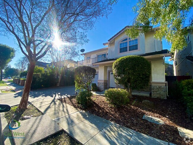 Building Photo - $6995-Amazing 4 Bed/3 Bath Home in Mtn. Vi...