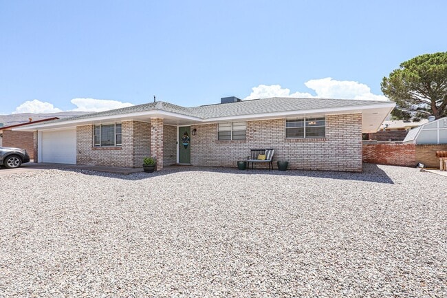 Building Photo - 4 Bedroom/2 Bath with large living space Rental