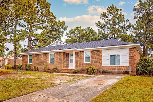 Building Photo - Ranch Style 3 bedroom 2 bathroom NEST Close to Fort Liberty!