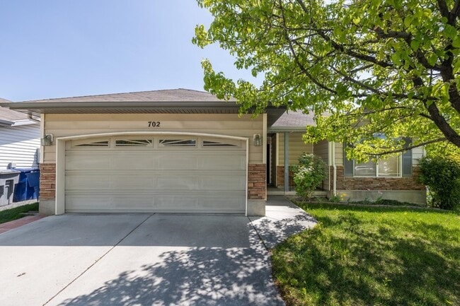 Building Photo - 702 Durham Dr