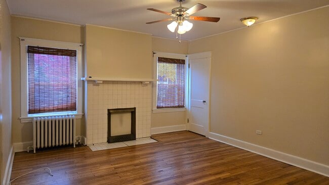 Dormitorio uno 16' x 13' 4” - 522 Grove St