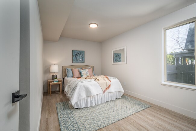 Dormitorio con vista a la avenida (3).jpg - Avenue View Apartments