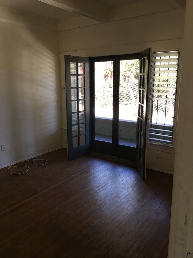 Dormitorio principal con baño en suite - 937 North Benton Way Unidad 1