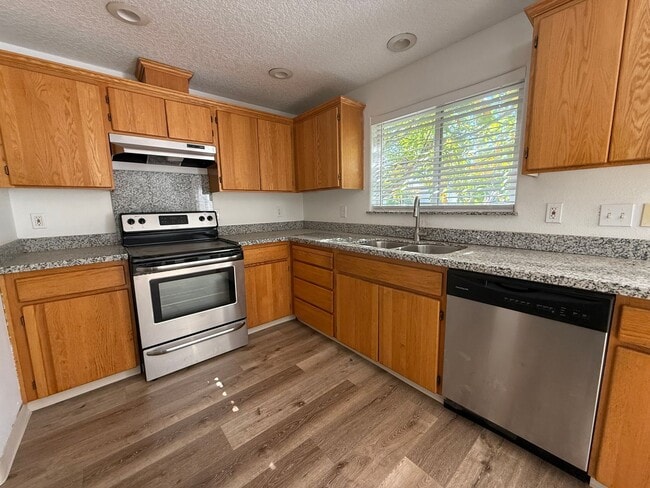 Building Photo - 1 Month Free – Updated 3BR/2BA Ranch in Mo...