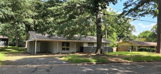 Building Photo - 3 bedroom, 2 bath home minutes from Stephen F. Austin State University