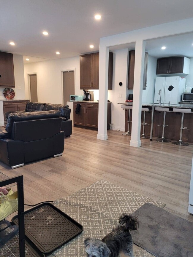 Building Photo - Room for rent