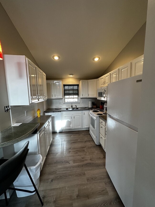 Photo - 129 1/2 W 3rd St