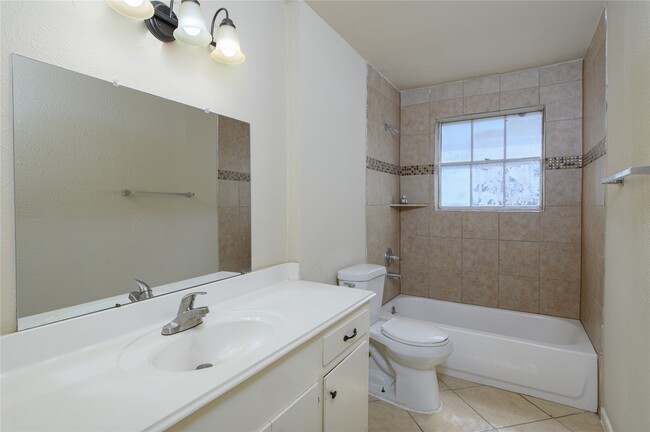 Building Photo - 23015 Bayleaf Dr