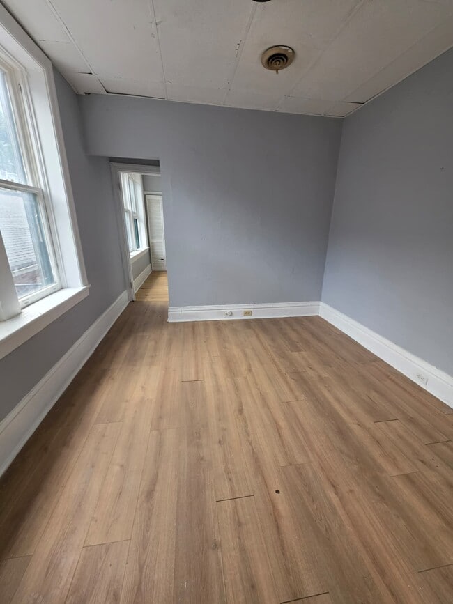 Photo - 72 Lincoln Way W