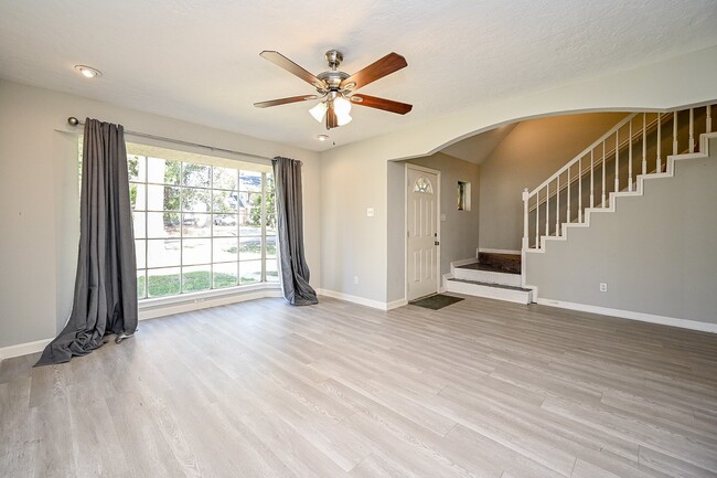 Photo - 602 Mobile Ct