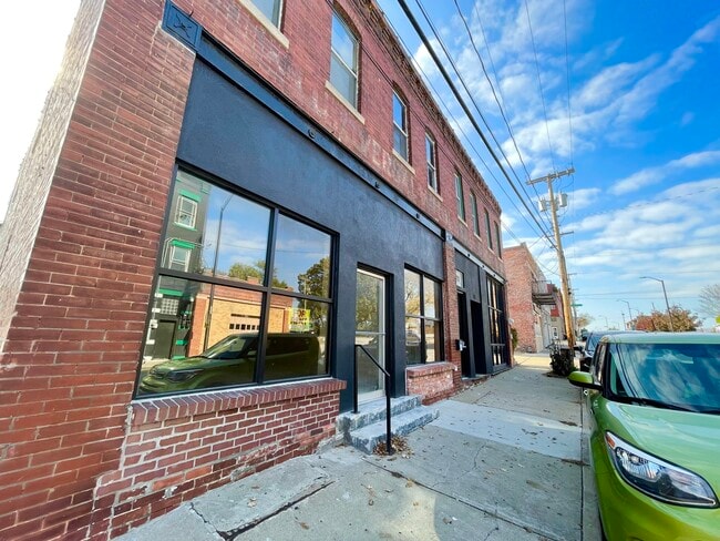 Building Photo - 911 E 5th St Unit 1E