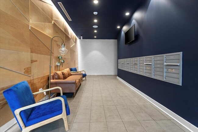 Photo - 830 N Milwaukee Ave