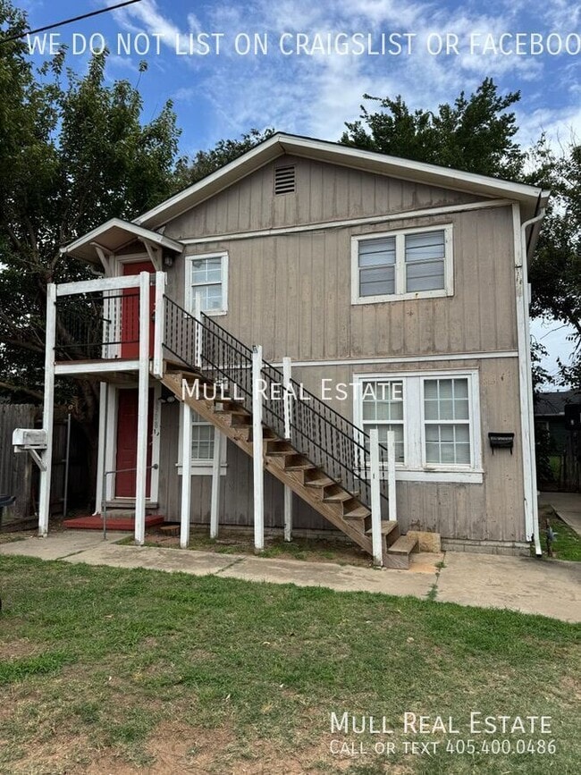 Building Photo - 6908 1/2 NW 42nd Street-Upstairs Unit Upstairs
