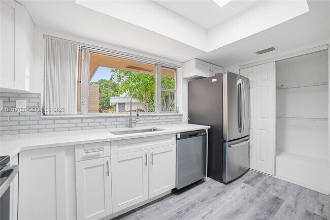 Photo - 5201 Yellow Pine Ln