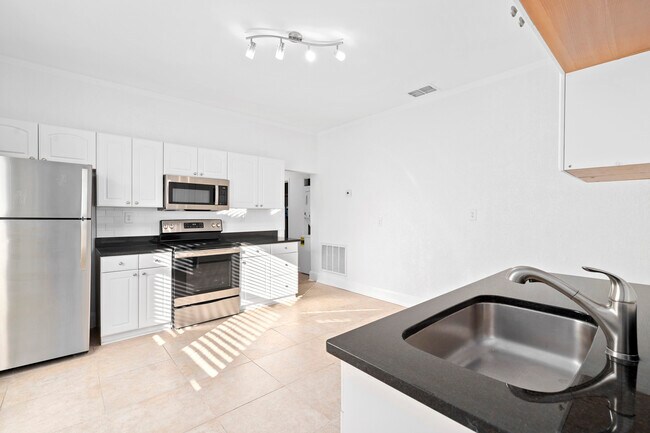 2916-2918 W Bay Vista Ave
