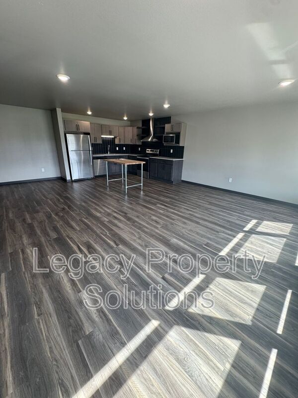 Photo - 220 E Greenfield Ln