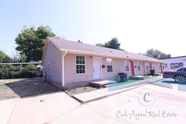 Building Photo - First month move in special $700!! Renovat...