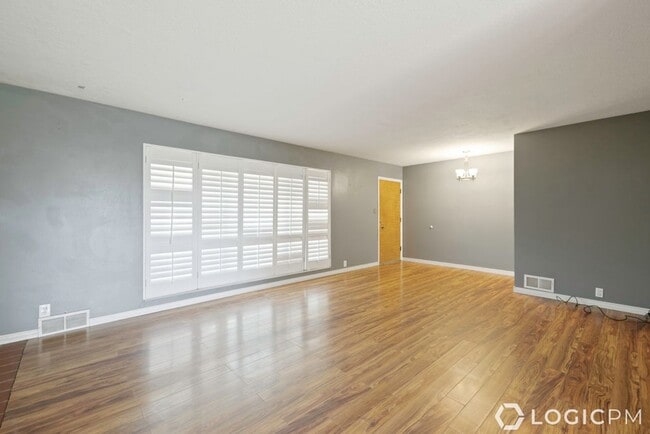 Photo - 1305 Henderson Dr