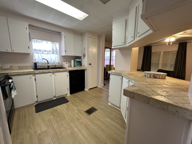 Photo - 283 Apricot St