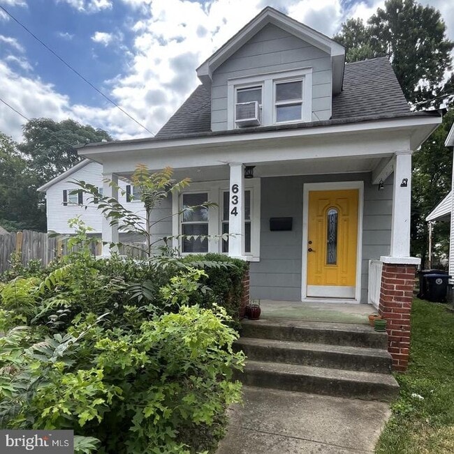 Building Photo - 634 Pelham St