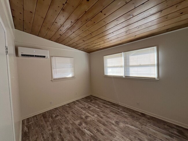 Photo - 4268-3t - 465/467 NE Baker Unit 465