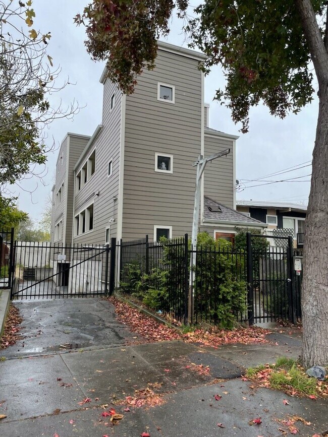 Building Photo - 1646 Prince St Unit 1646 Prince B 2BR 1BA