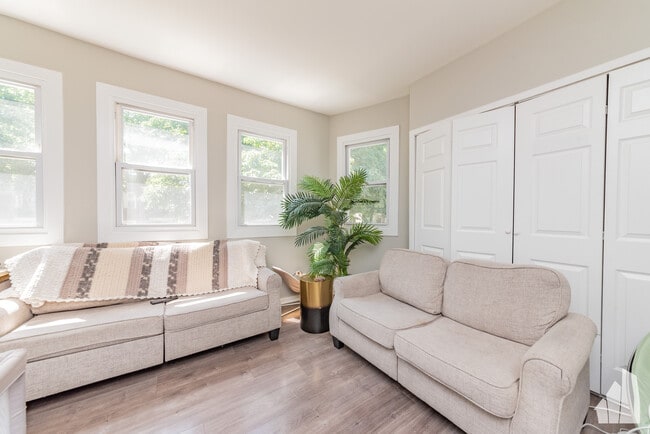 Building Photo - 2923 N Avers Ave Unit 2