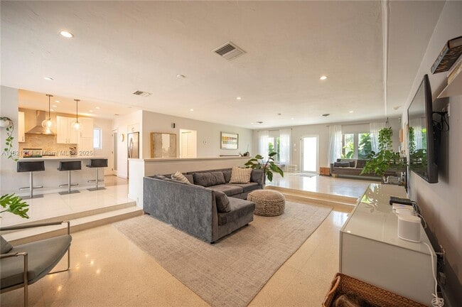 Photo - 920 W 43rd Ct Casa