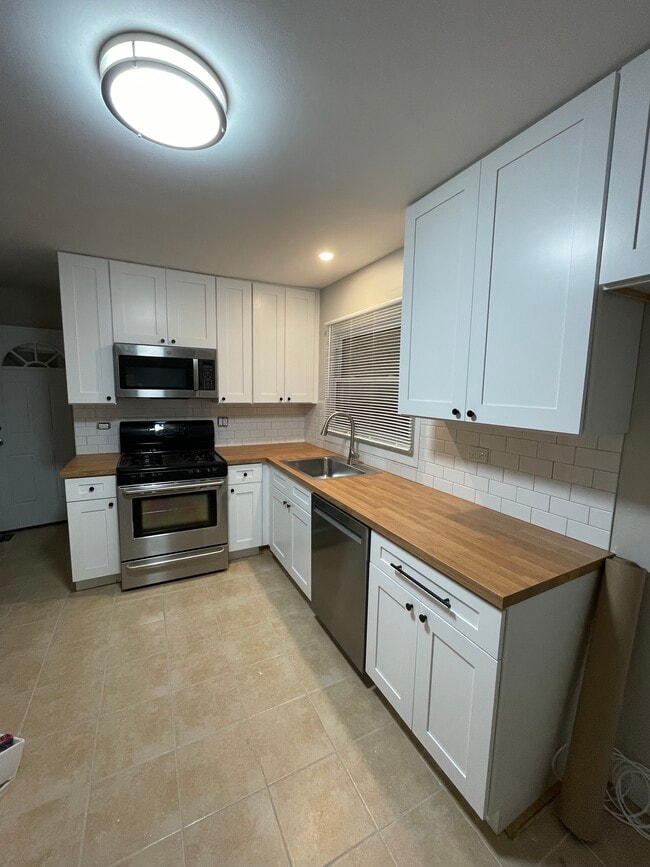 Building Photo - 7202 W Crain St Unit #2