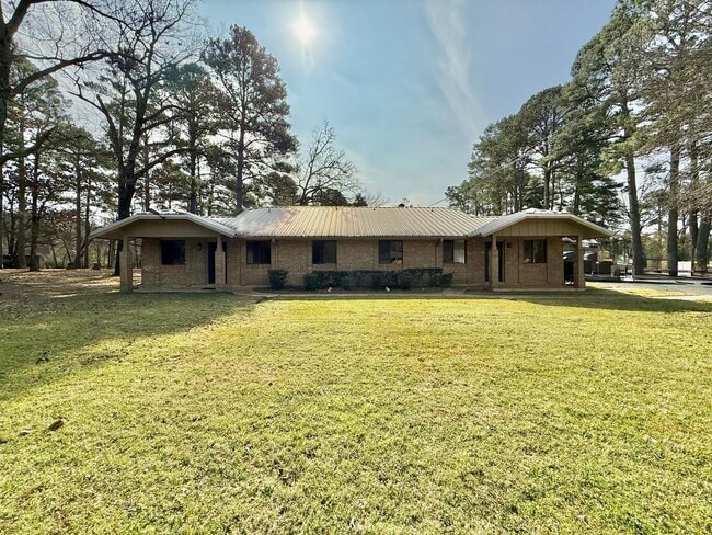 Building Photo - Newly renovated 2-bed/2-bath