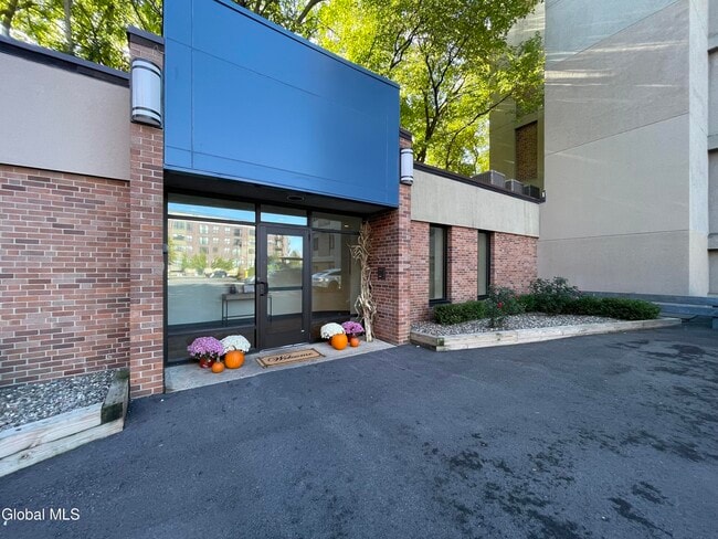 Photo - 192 Erie Blvd