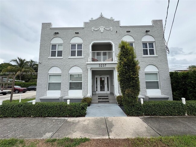 Building Photo - 3237 SW 4th St Unit 8