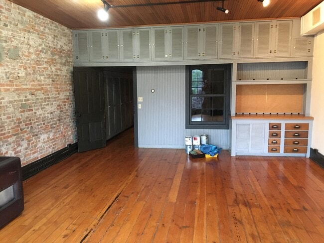 Building Photo - 30 1/2 Public Sq Unit Loft