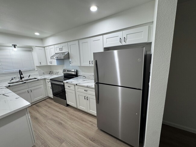 Building Photo - 2124 N Glenn Ave Unit 2124