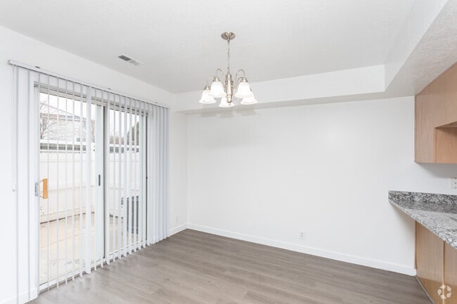 3BR, 2BA - 1,500SF - Dining Area - Stonebridge Apartments