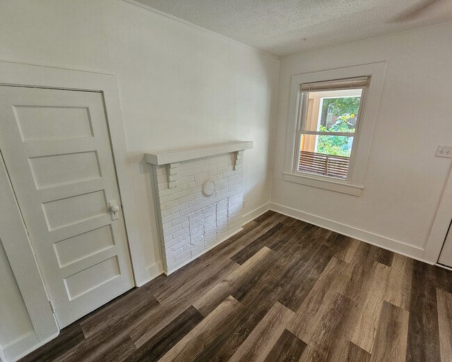 Photo - 105 Campbell St