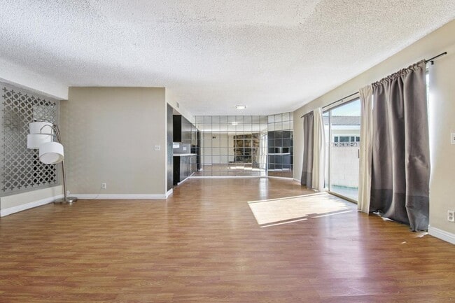 Photo - 6911 Bellaire Ave