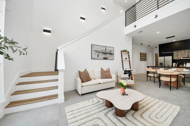 Photo - 2211 Staples St